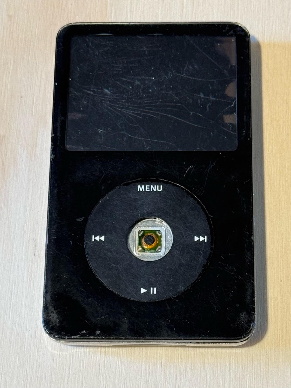 iPod Model:A1136 5thGen 30GB Blk “BROKEN” Screen For-Parts/Repair Read Info Blw!